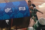 冲动！米特里策染红后想冲进球场被带离，离场前还怒踹赞助商水桶