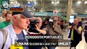 穆帅机场遭记者围堵！冷面回应帅位传闻：&ldquo;你们等错了&rdquo;😂