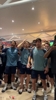 全员疯狂！阿森纳球员和工作人员在训练中心一起庆祝夺冠🏆