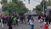 墨西哥城体育场外发生骚乱，抗议者与防暴骑警发生冲突