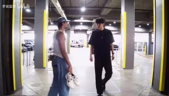 开拓者热舞挑战😂阿夫迪亚邀杨瀚森一起扭动 没过关者上球场跳